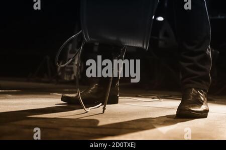 Des pieds de chanteur dans un concert, détail de la musique live Banque D'Images