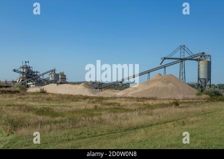 Usine d'extraction de sable près du mur de la rivière à Millingen aan de Rijn, Gelderland, pays-Bas Banque D'Images