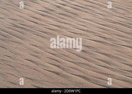 Motifs dans le sable de plage causés par l'action des vagues Banque D'Images