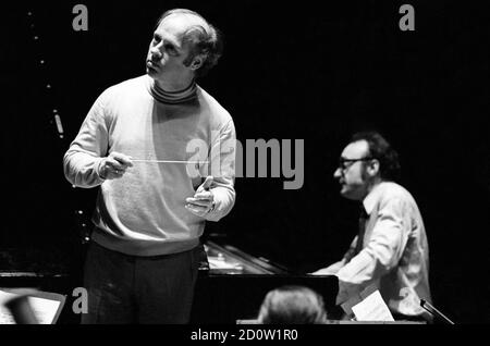 Bernard Haitink et Alfred Brendel répètent un concerto pour piano Liszt avec le London Philharmonic Orchestra (OPL) dans le Royal Festival Hall, Londres, mai 1972 Banque D'Images