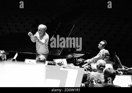 Bernard Haitink et Alfred Brendel répètent un concerto pour piano Liszt avec le London Philharmonic Orchestra (OPL) dans le Royal Festival Hall, Londres, mai 1972 Banque D'Images