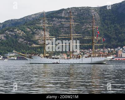 Grands navires, trois maîtres, navire d'entraînement norvégien, navire à grande hauteur Sørlandet, sortie du port, Tall Ships Race Bergen 2014, Bergen, Norvège, Europ Banque D'Images