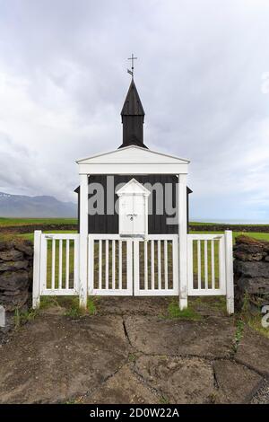 Porte d'entrée en bois blanc, église traditionnelle noire, église en bois Búðakirkja, Búðir, Budir, péninsule de Snæfellsnes, Islande, Europe Banque D'Images