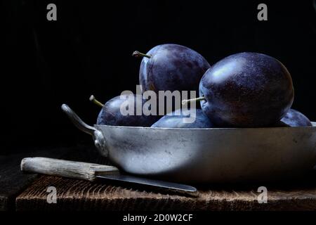 Prunes en coquille avec couteau, Allemagne, Europe Banque D'Images