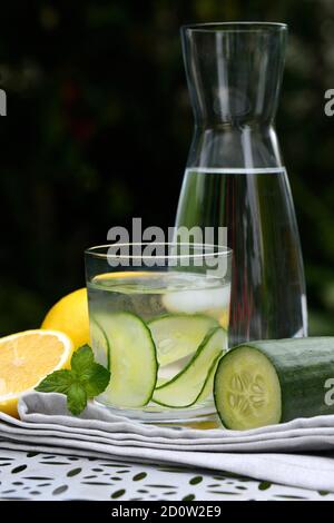 Eau de concombre en verre et citron, Allemagne, Europe Banque D'Images