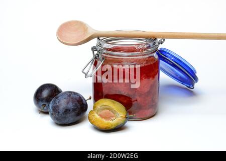 Compote de prune en verre avec cuillère de cuisson, prunes, Allemagne, Europe Banque D'Images