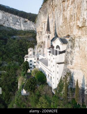 Vue aérienne, Sanctuaire sur une pente raide, Chapelle de Madonna della Corona, près de Spiazzi, Ferrara di Monte Baldo, province de Vérone, Vénétie, Italie, Euro Banque D'Images