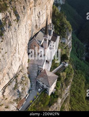 Vue aérienne, Sanctuaire sur une pente raide, Chapelle de Madonna della Corona, près de Spiazzi, Ferrara di Monte Baldo, province de Vérone, Vénétie, Italie, Euro Banque D'Images