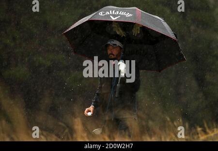 Le Français Mike Lorenzo-Vera se protège de la pluie sur le dixième vert lors du troisième tour de l'Aberdeen Standard Investments Scottish Open au Renaissance Club, North Berwick. Banque D'Images