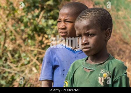 Les enfants du Niger sont curieux des étrangers. Banque D'Images