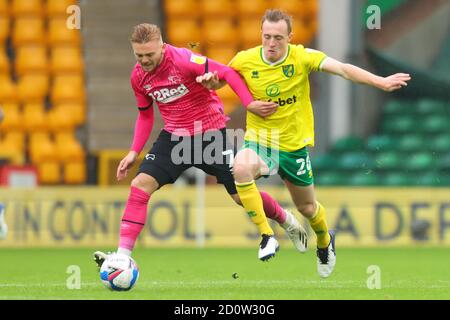 Norwich, Royaume-Uni. 3 octobre 2020. Championnat de football de la Ligue anglaise de football, Norwich versus Derby; Oliver Skipp de Norwich City défie Kamil Jozwiak du comté de Derby Banque D'Images