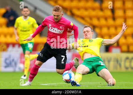 Norwich, Royaume-Uni. 3 octobre 2020. Championnat de football de la Ligue anglaise de football, Norwich versus Derby; Oliver Skipp de Norwich City slip s'attaque à Kamil Jozwiak du comté de Derby Banque D'Images