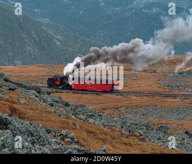 L'ancien train à vapeur monte le train à crémaillère jusqu'au sommet du mont Washington, New Hampshire, États-Unis. Banque D'Images