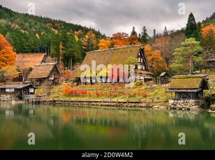 Vieux village traditionnel Hida no sato en automne. Banque D'Images