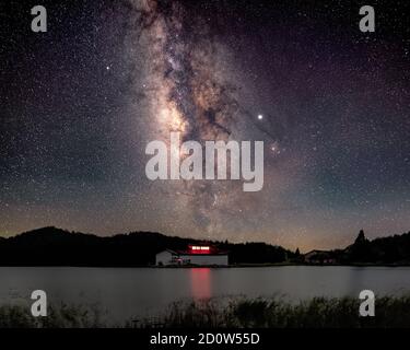 Milky Way au-dessus d'un temple chinois à Zhejiang, en Chine Banque D'Images