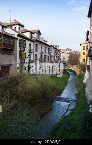 La vallée du Rio Darro, et le Puente Espinosa (pont Spinoza), El Albaicín, Grenade, Andalousie, Espagne Banque D'Images