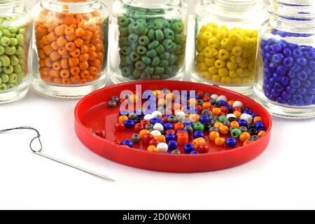 Perles de couleur avec aiguille.perles en bottle.used dans les vêtements de finition mode. Faire collier de perles, perles pour femmes de la mode, perles crochet. Chargement quotidien. Banque D'Images