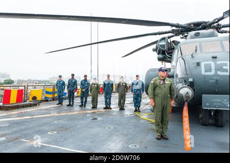 Boston, Massachusetts. 13 juin 2017. Soldats debout en formation à côté d'un MH-53E Sea Dragon sur le pont de l'USS Whidbey Island à Sail Boston. Banque D'Images