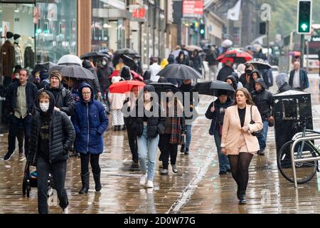 Édimbourg, Écosse, Royaume-Uni. 3 octobre 2020. Un avertissement de pluies torrentielles pour l'est de l'Écosse n'a pas dissuadé de nombreux acheteurs de marcher le long de Princes Street à Édimbourg aujourd'hui. De fortes pluies persistantes sont tombées tout au long de la matinée et de l'après-midi. Iain Masterton/Alay Live News Banque D'Images