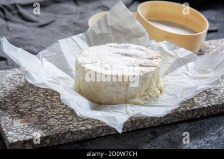 Collection de fromages, Camembert doux français de Normandie, à base de lait de vache dans la région Normandie, France gros plan Banque D'Images