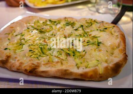 Pinsa romana, cuisine italienne traditionnelle à Roma, variété de pizzas en gros plan Banque D'Images