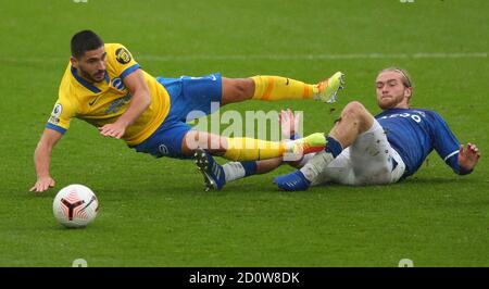 Tom Davies et Brighton d'Everton et Neal Maupay de Hove Albion (à gauche) se battent pour le ballon lors du match de la Premier League à Goodison Park, Liverpool. Banque D'Images