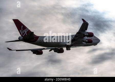Aéroport de Londres Heathrow, Londres, Royaume-Uni. 3 octobre 2020. Les dommages causés à l'industrie du voyage par la pandémie du coronavirus ont entraîné le retrait de nombreux Boeing 747 « Jumbo Jet » de la compagnie aérienne. British Airways et Virgin Atlantic ont deux avions à la retraite stockés à Heathrow qui se dirigent progressivement vers la ferraille ou d'autres utilisations. Enregistrement de la Vierge 747 G-VROM, nommée Barbarella, a quitté aujourd'hui en direction d'un 'boneyard' à Pinal, Arizona. Le type 747 a servi pendant plus de 50 ans, avec Virgin les utilisant depuis la formation. G-VROM est entré en service en 2001 Banque D'Images