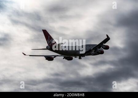 Aéroport de Londres Heathrow, Londres, Royaume-Uni. 3 octobre 2020. Les dommages causés à l'industrie du voyage par la pandémie du coronavirus ont entraîné le retrait de nombreux Boeing 747 « Jumbo Jet » de la compagnie aérienne. British Airways et Virgin Atlantic ont deux avions à la retraite stockés à Heathrow qui se dirigent progressivement vers la ferraille ou d'autres utilisations. Enregistrement de la Vierge 747 G-VROM, nommée Barbarella, a quitté aujourd'hui en direction d'un 'boneyard' à Pinal, Arizona. Le type 747 a servi pendant plus de 50 ans, avec Virgin les utilisant depuis la formation. G-VROM est entré en service en 2001 Banque D'Images