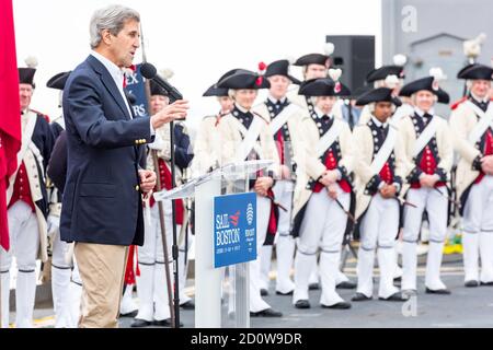 Boston, Massachusetts. 13 juin 2017. L'ancien secrétaire d'État John Kerry s'est exprimé à Sail Boston. Photographié de l'USS Whidbey Island.