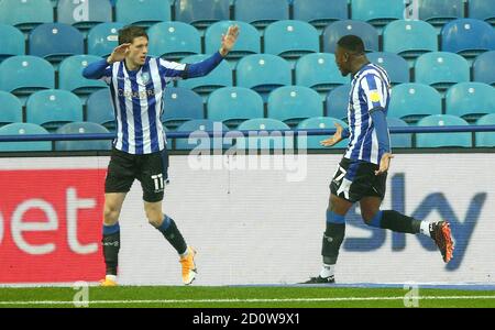 Adam Reach de Sheffield Wednesday (à gauche) et Fisayo DELE-Bashiru de Sheffield Wednesday célèbrent après que Yoann Barbet des Queens Park Rangers ait joué son propre but lors du match de championnat Sky Bet à Hillsborough, Sheffield. Banque D'Images