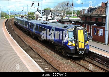 Train de voyageurs ScotRail Abellio approchant et s'arrêtant à Newton sur la gare d'Ayr, Ayr, Ayrshire, Écosse, Royaume-Uni Banque D'Images