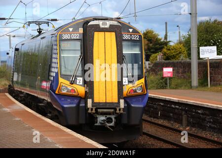 Train de voyageurs ScotRail Abellio approchant et s'arrêtant à Newton sur la gare d'Ayr, Ayr, Ayrshire, Écosse, Royaume-Uni Banque D'Images