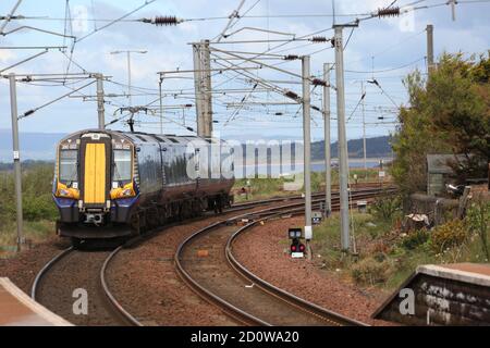 Train de voyageurs ScotRail Abellio approchant et s'arrêtant à Newton sur la gare d'Ayr, Ayr, Ayrshire, Écosse, Royaume-Uni Banque D'Images