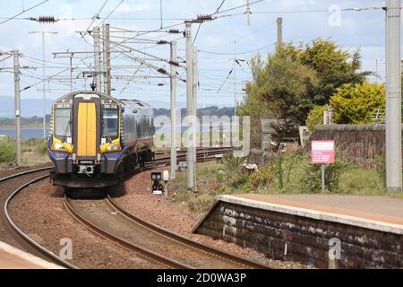 Train de voyageurs ScotRail Abellio approchant et s'arrêtant à Newton sur la gare d'Ayr, Ayr, Ayrshire, Écosse, Royaume-Uni Banque D'Images