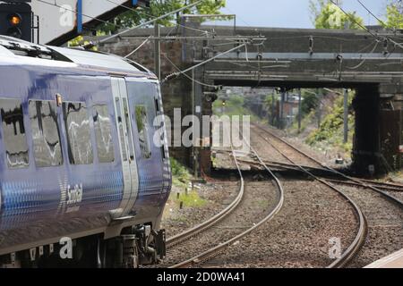 Train de voyageurs ScotRail Abellio approchant et s'arrêtant à Newton sur la gare d'Ayr, Ayr, Ayrshire, Écosse, Royaume-Uni Banque D'Images