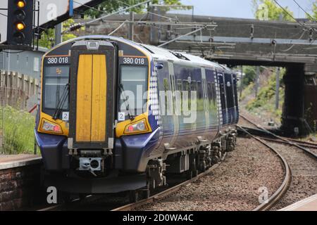 Train de voyageurs ScotRail Abellio approchant et s'arrêtant à Newton sur la gare d'Ayr, Ayr, Ayrshire, Écosse, Royaume-Uni Banque D'Images