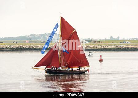 Boston, Massachusetts. 13 juin 2017. Jolie brise pendant la parade de voile à Sail Boston. Photographié de l'USS Whidbey Island. Banque D'Images