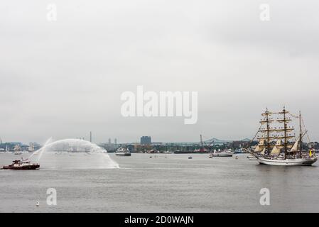 Boston, Massachusetts. 13 juin 2017. Grand navire de la Marine équatorienne Guayas à Parade of Sail à Sail Boston. Photographié de l'USS Whidbey Island. Banque D'Images