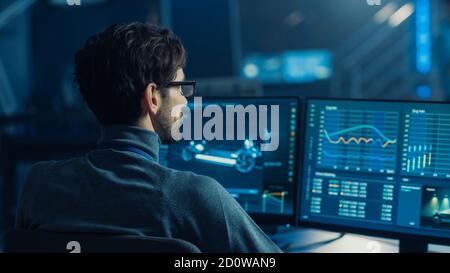 Professional Automotive Graphic Designer travaille sur le logiciel de CAO 3D Rendre Electric concept car et calculer son efficacité dans un Haute technologie Banque D'Images