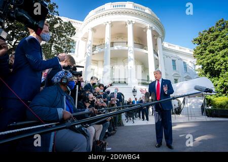 Le président Donald J. Trump parle avec des reporters devant l'entrée de la Maison Blanche à South Portico le samedi 19 septembre 2020, avant d'embarquer à bord de Marine One pour commencer son voyage à Fayetteville, en Caroline du Nord (ÉTATS-UNIS) Banque D'Images