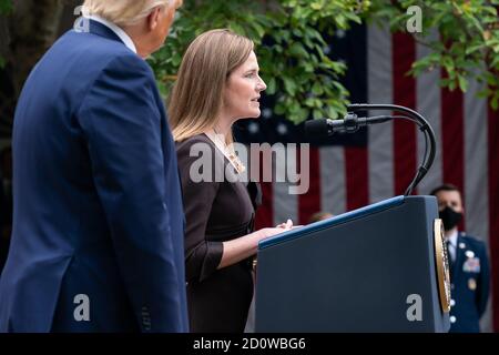 La juge Amy Coney Barrett prononce un discours après que le président Donald J. Trump l'a annoncé comme son candidat à la Cour suprême des États-Unis pour la nomination de son juge associé le samedi 26 septembre 2020, dans le jardin des roses de la Maison Blanche. (ÉTATS-UNIS) Banque D'Images