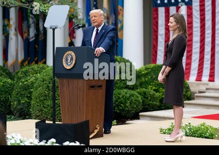 Le président Donald J. Trump annonce la nomination du juge Amy Coney Barrett au poste de juge associé de la Cour suprême des États-Unis le samedi 26 septembre 2020, dans le jardin des roses de la Maison Blanche. (ÉTATS-UNIS)