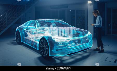 Une ingénieure automobile utilise une tablette numérique avec réalité augmentée pour l'édition et l'amélioration de la conception automobile. La visualisation graphique 3D s'affiche entièrement Banque D'Images