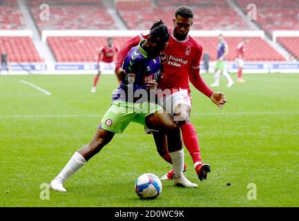 Antoine Semenyo de Bristol City (à gauche) et Cyrus Christie de Nottingham Forest se battent pour le ballon lors du championnat Sky Bet au City Ground, à Nottingham. Banque D'Images