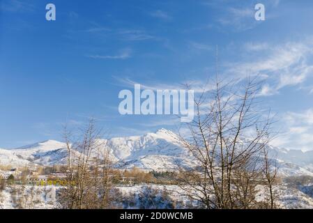 Layner, le village de Chimgan, Ouzbékistan. Paysage de neige de montagne d'hiver Banque D'Images