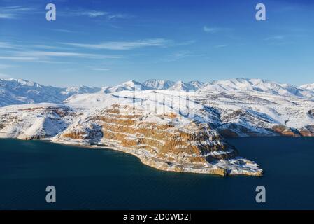 Paysage d'hiver incroyable de Charvak réservoir avec eau bleue en Ouzbékistan, un jour d'hiver. Carte touristique du pays Banque D'Images