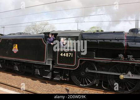 Ayr ,02 mai 2019.Excursion en train avec Steam engiine en traversant Newton sur la gare d'Ayr, Ayr, Ayrshire, Écosse.La Grande-Bretagne X11 à bord.LMS Black cinq 44871 conducteurs en marche depuis le marchepied de la cabine Banque D'Images