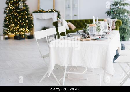 Un endroit accueillant avec des décorations de Noël, un arbre de Noël et une bonne table pour une grande famille. Intérieur de Noël ou du nouvel an. Banque D'Images