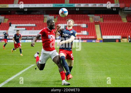 Londres, Royaume-Uni. 03ème octobre 2020. Adedeji Oshilaja de Charlton Athletic et Denver Hume de Sunderland se battent pour le ballon lors du match EFL Sky Bet League 1 entre Charlton Athletic et Sunderland à la Valley, Londres, Angleterre, le 3 octobre 2020. Photo de Carlton Myrie. Utilisation éditoriale uniquement, licence requise pour une utilisation commerciale. Aucune utilisation dans les Paris, les jeux ou les publications d'un seul club/ligue/joueur. Crédit : UK Sports pics Ltd/Alay Live News Banque D'Images