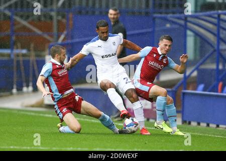 Birkenhead, Royaume-Uni. 03ème octobre 2020. Stefan Payne de Tranmere Rovers (c) est abordé par Frank Vincent de Scunthorpe United (l). EFL Skybet football League Two Match, Tranmere Rovers v Scunthorpe Utd au Prenton Park, Birkenhead, Wirral, le samedi 3 octobre 2020. Cette image ne peut être utilisée qu'à des fins éditoriales. Utilisation éditoriale uniquement, licence requise pour une utilisation commerciale. Aucune utilisation dans les Paris, les jeux ou les publications d'un seul club/ligue/joueur.pic par Chris Stading/Andrew Orchard sports Photography/Alamy Live News crédit: Andrew Orchard sports Photography/Alamy Live News Banque D'Images